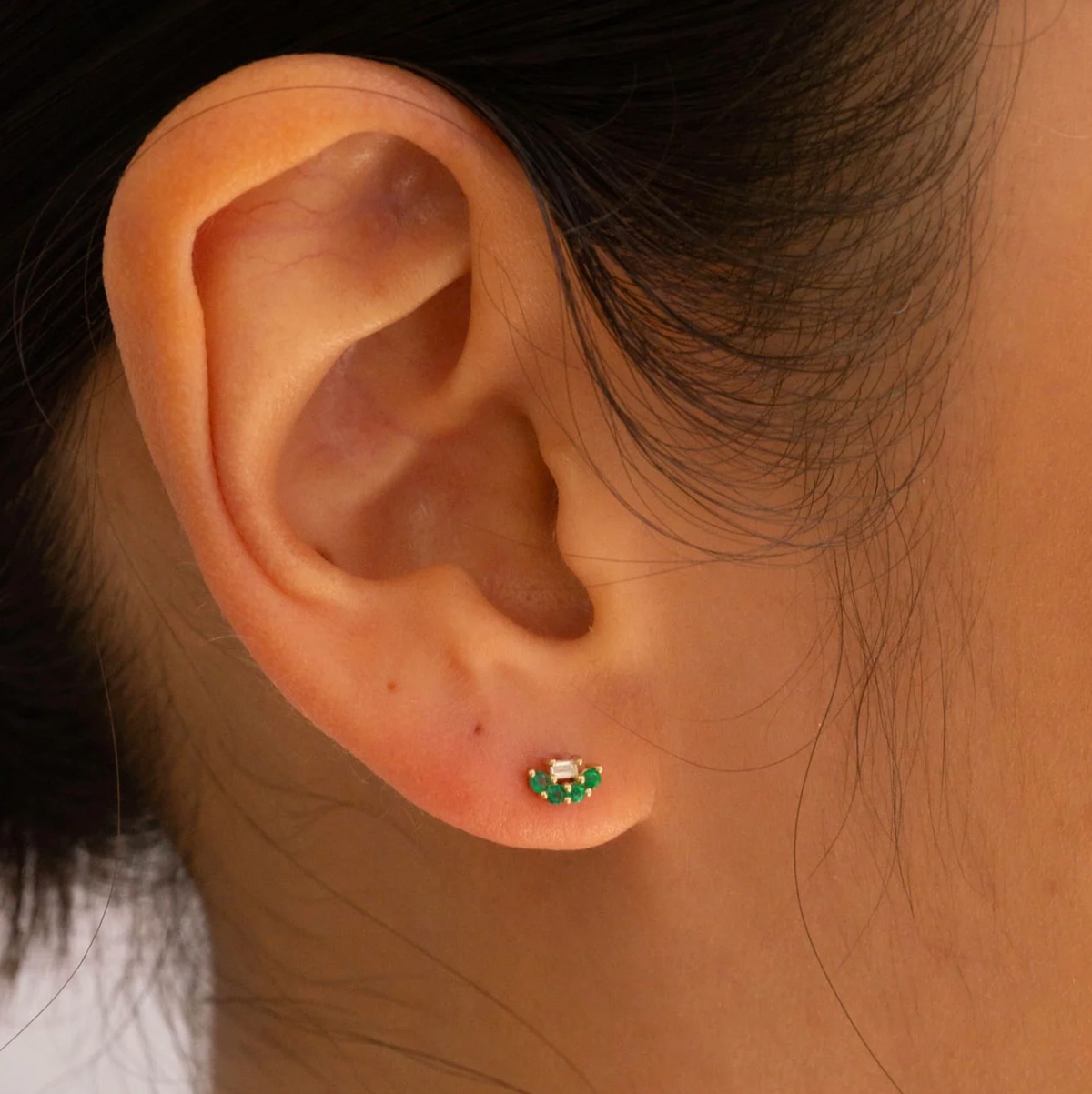 Single emerald stud earring sales