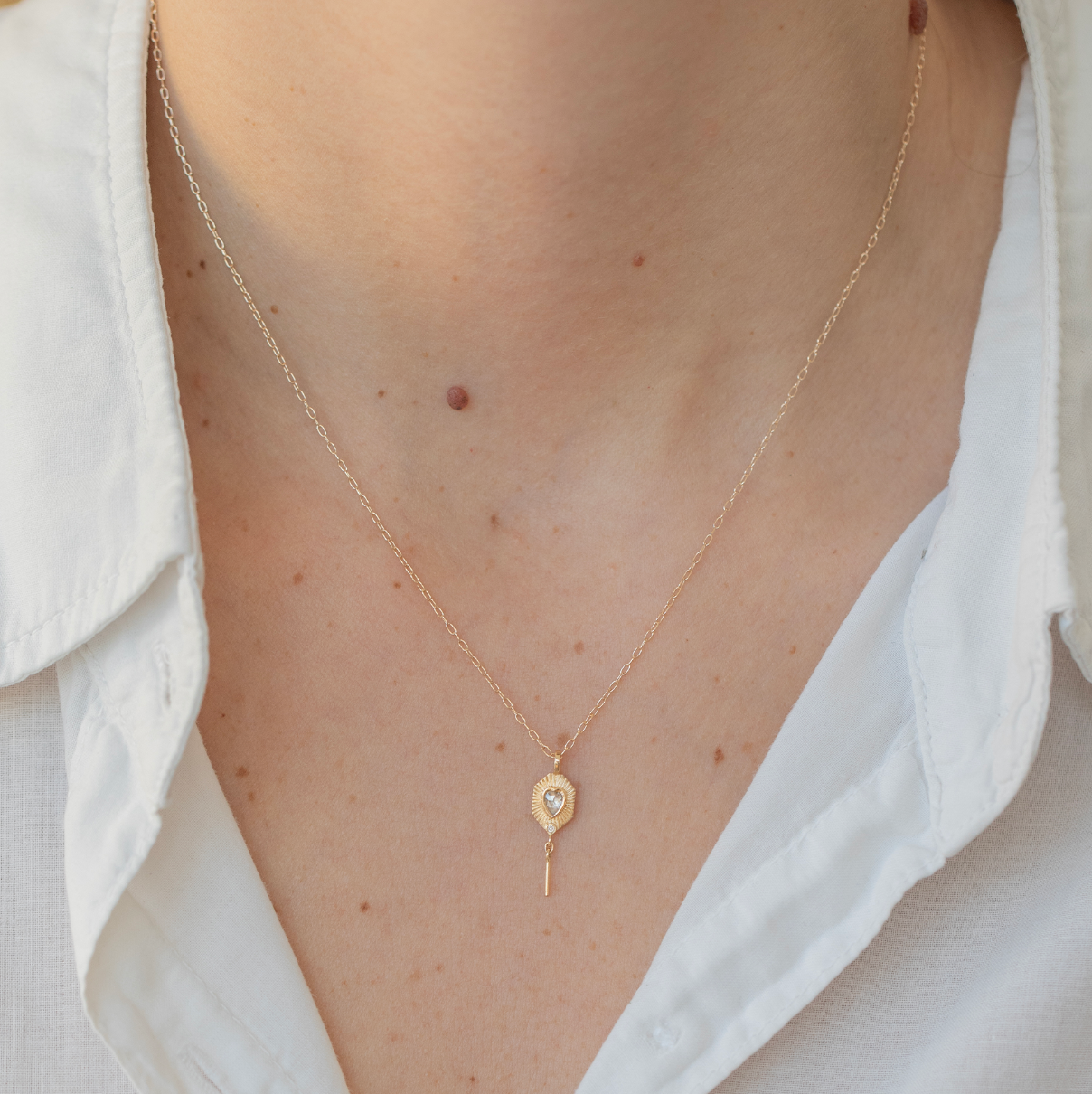 14K light yellow solid gold plate pendant necklace featuring a heart-shaped grey diamond and a white-to-light-grey gradient diamond with a delicate dangling detail, 2 × 0.6 cm pendant on a 40 cm chain.