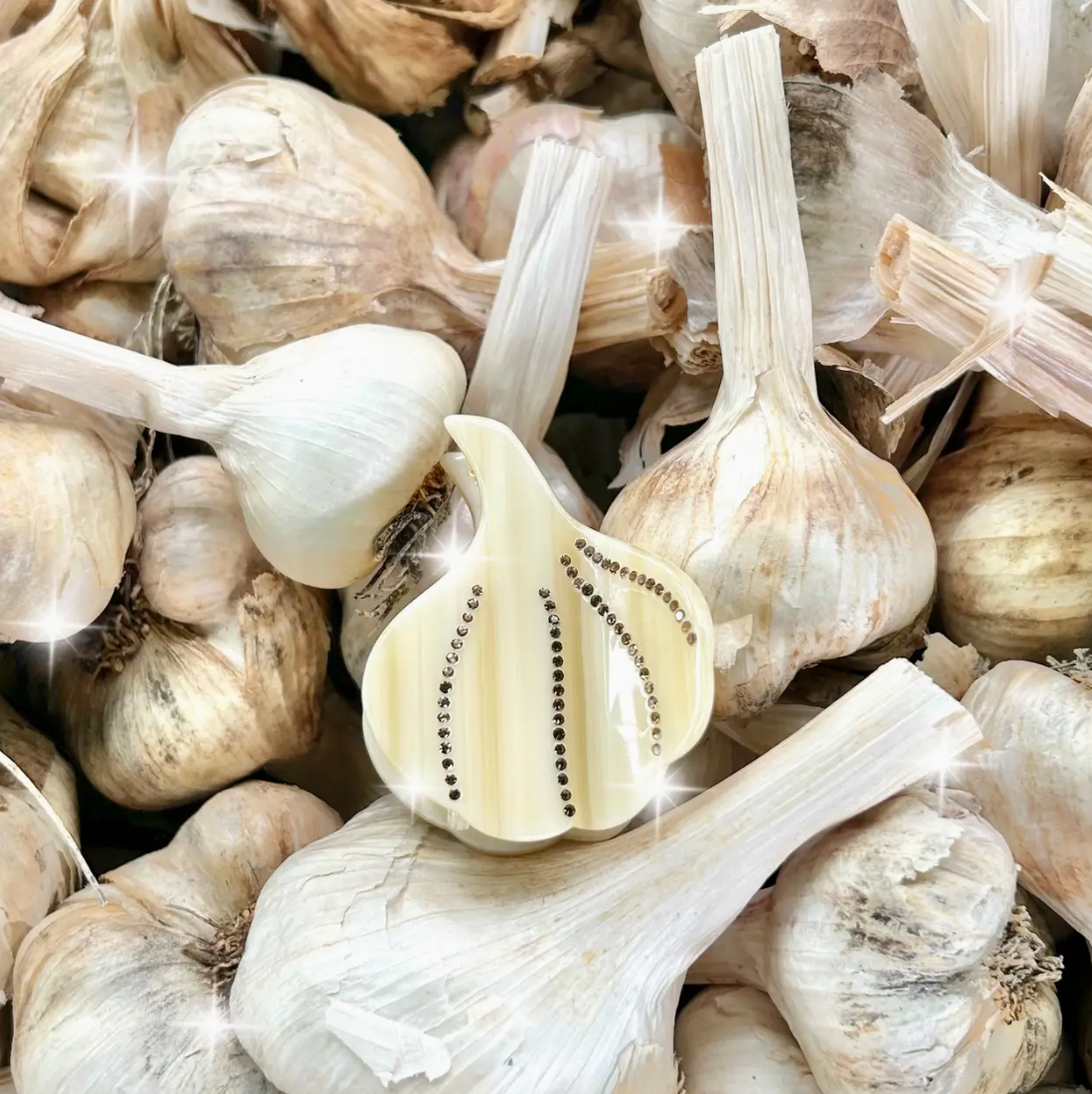 This garlic shaped hair claw has rhinestone details and is made of eco-friendly cellulose acetate.
