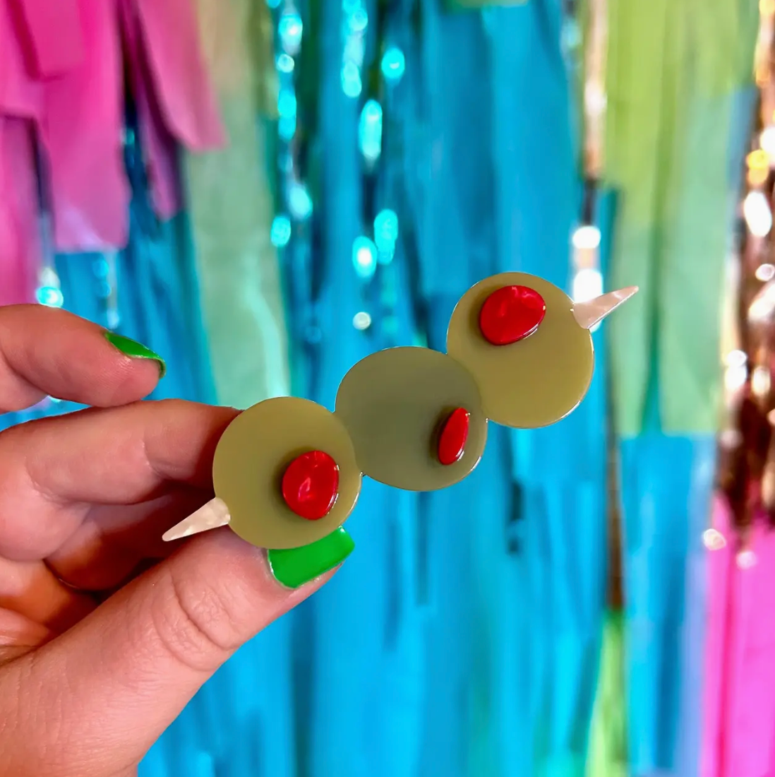 Olive alligator clip measures 8 cm long. Made of cellulose acetate (eco friendly!)